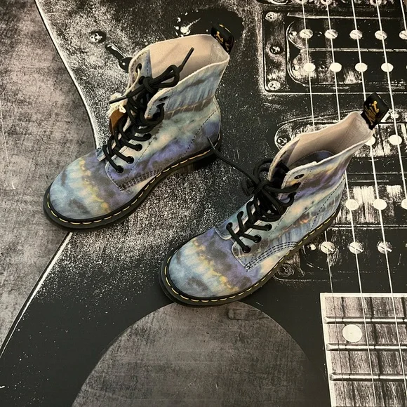 NEW Dr. Martens Boots - Picture 12 of 15